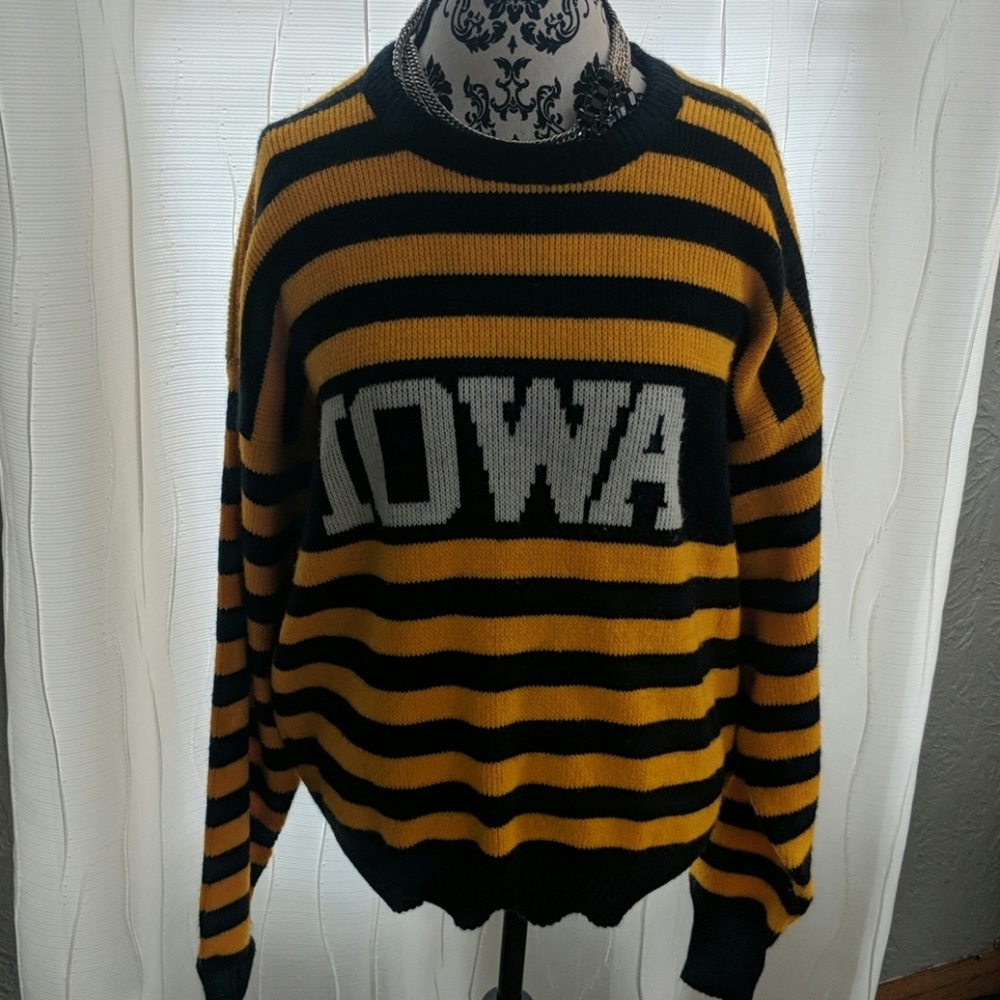 Iowa Hawkeyes vintage unisex sweater - size large